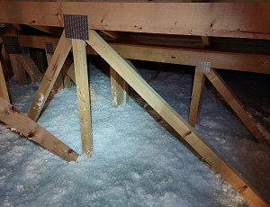 Zateplení stropu budovy školy pomocí foukané izolace